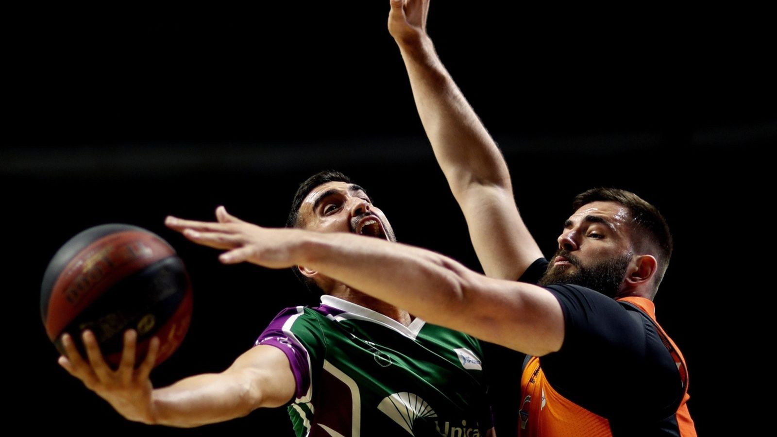 Jaime Fernández, de l’Unicaja, llança davant de l’oposició del jugador taronja Bojan Dubljević