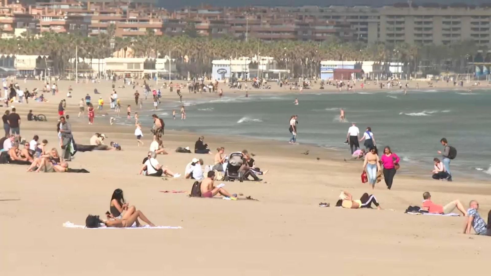 Gent gaudint de les temperatures primaverals a València el 27 de gener de 2025