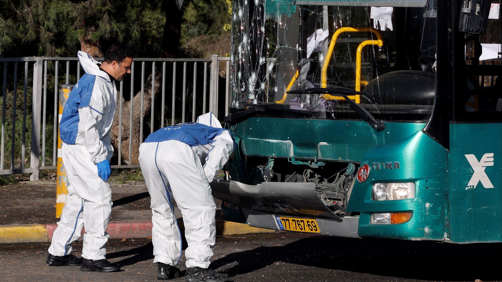 Dos agents de la policia israeliana inspeccionen un dels autobusos afectats per l’explosió