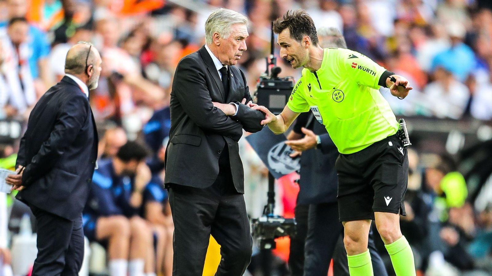 Ancelotti parla amb l'àrbitre en el partit contra el València al Mestalla