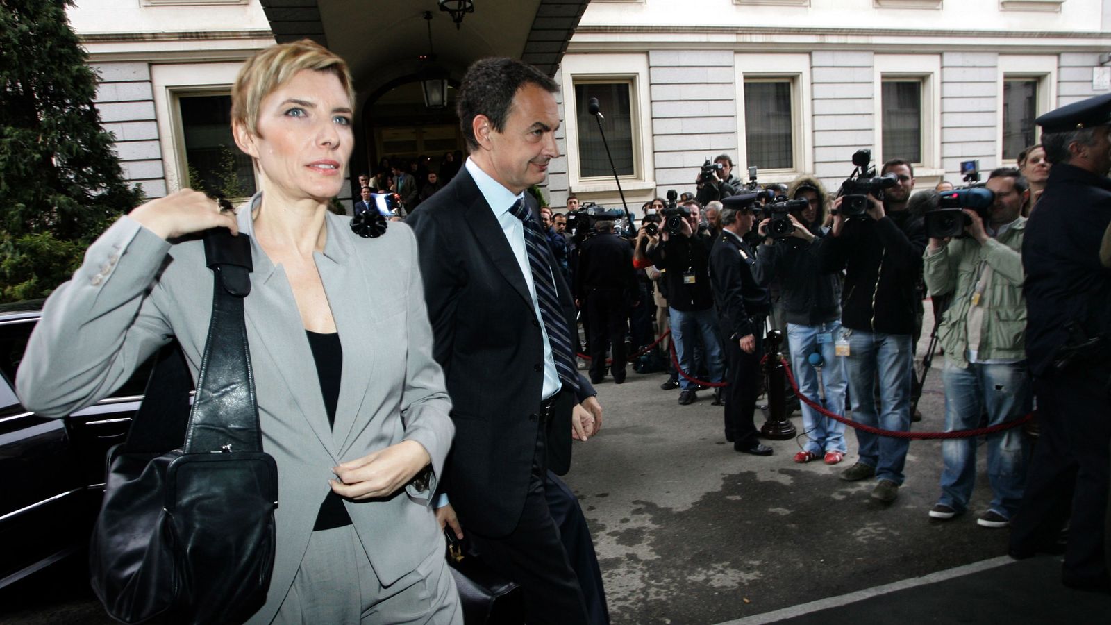 Crònica en vídeo sobre la investigació dels pagaments a l'entorn de Rodríguez Zapatero. En imatge, l'expresident i la seua esposa Sonsoles Espinosa, en una imatge d'arxiu