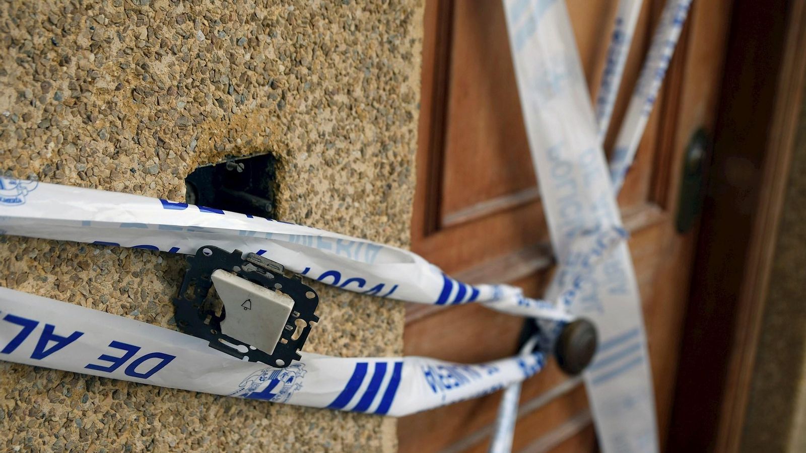 Un precinte policial frena l'accés a l'habitatge en què s'ha produït l'incendi