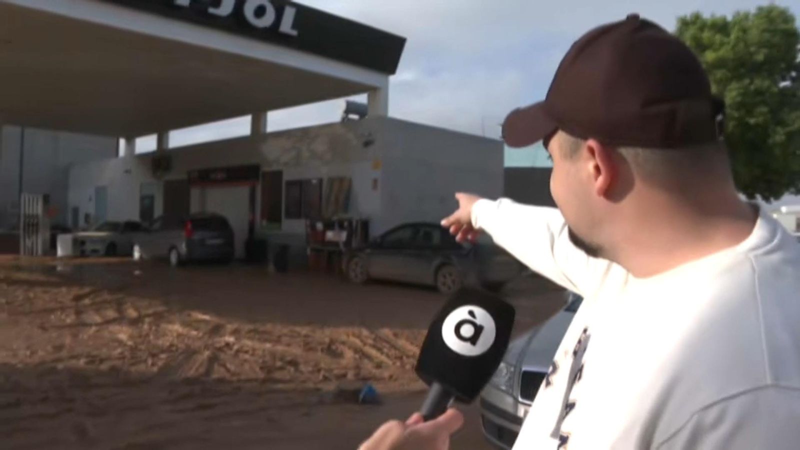 Ricardo mostra el sostre de la gasolinera on es va refugiar amb altres 21 persones