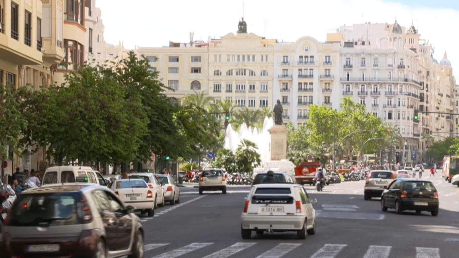 Trànsit al centre de València, en una imatge d'arxiu