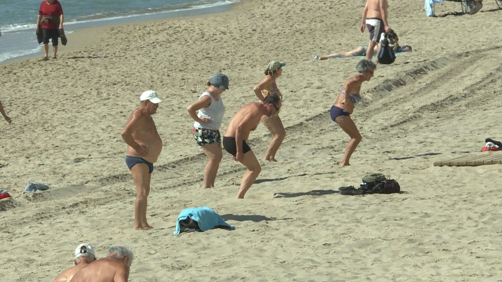 Un grup de persones practica esport a la platja