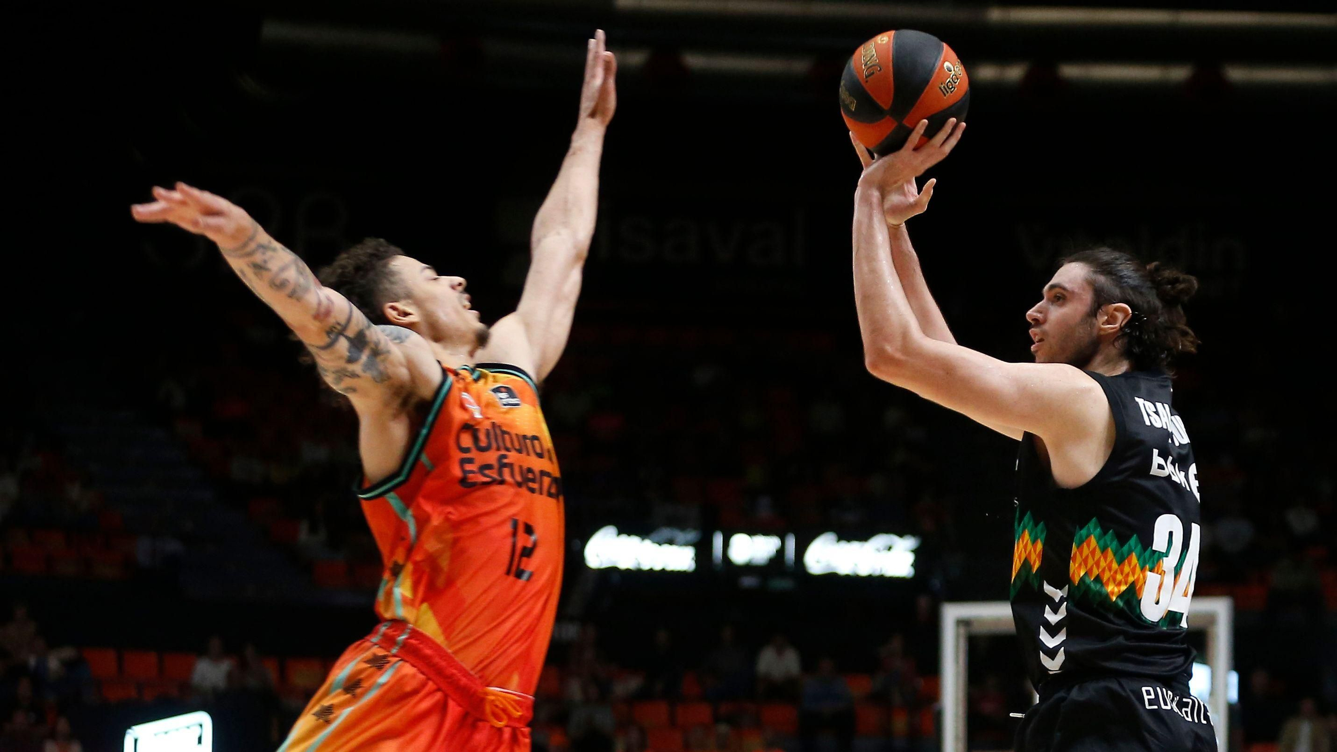 Radebaugh tracta de taponar un tir del Bilbao Basket Radebaugh tracta de taponar un tir del Bilbao Basket
