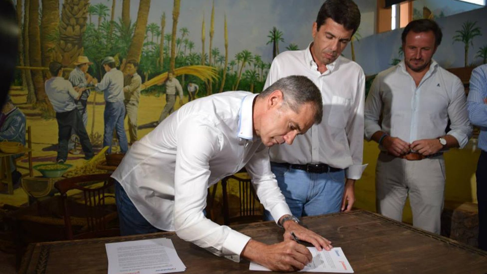 Imatge d'arxiu de l'acord firmat per Ciutadans i el Partit Popular a Alacant Ciudadans i PP acord de govern a Alacant