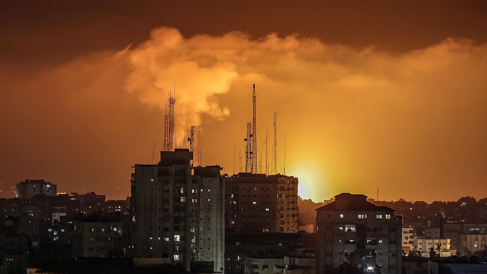 El fum i les flames després de l'atac aeri a la ciutat de Gaza