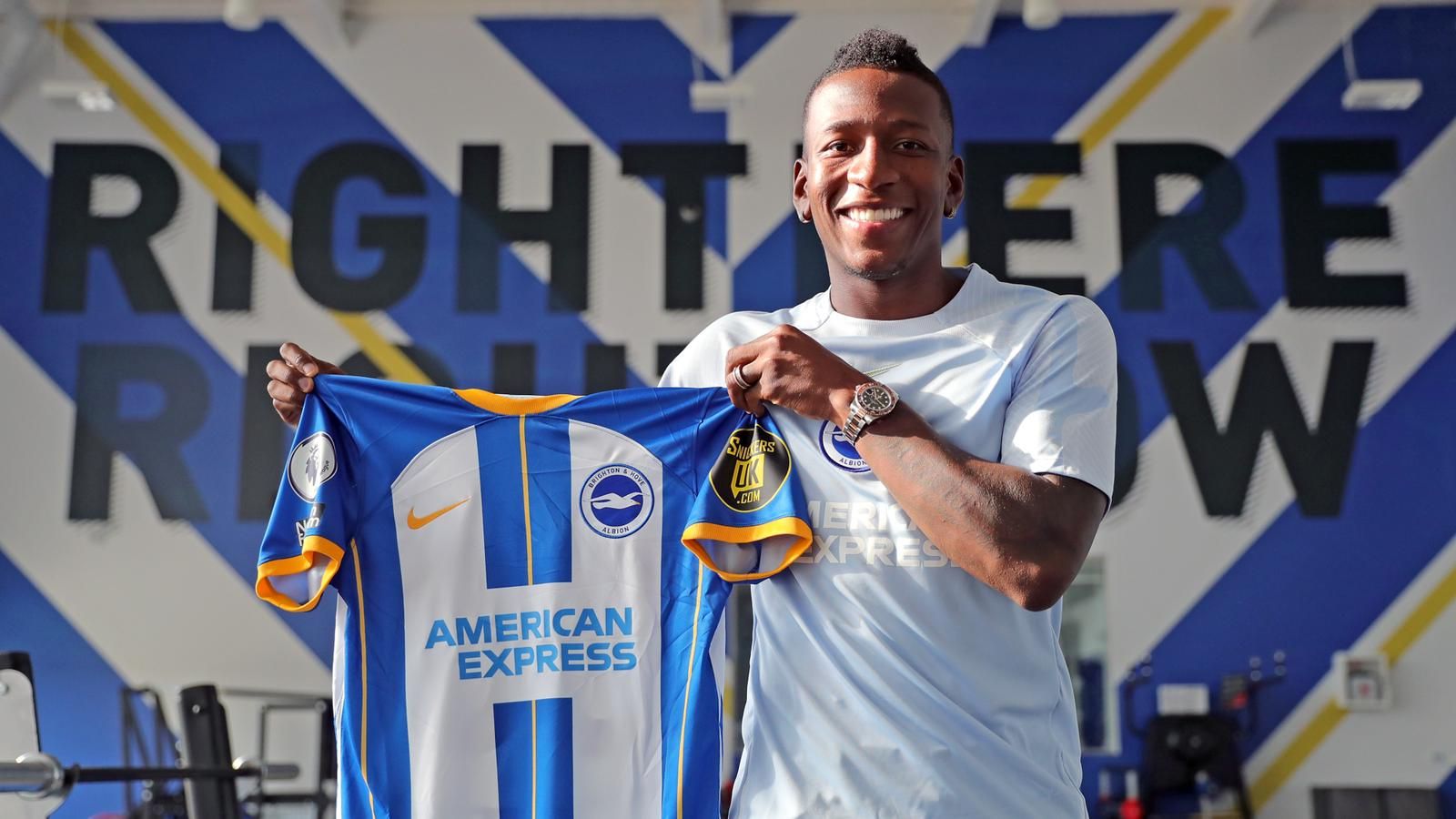 Estupiñán, amb la camiseta del Brighton