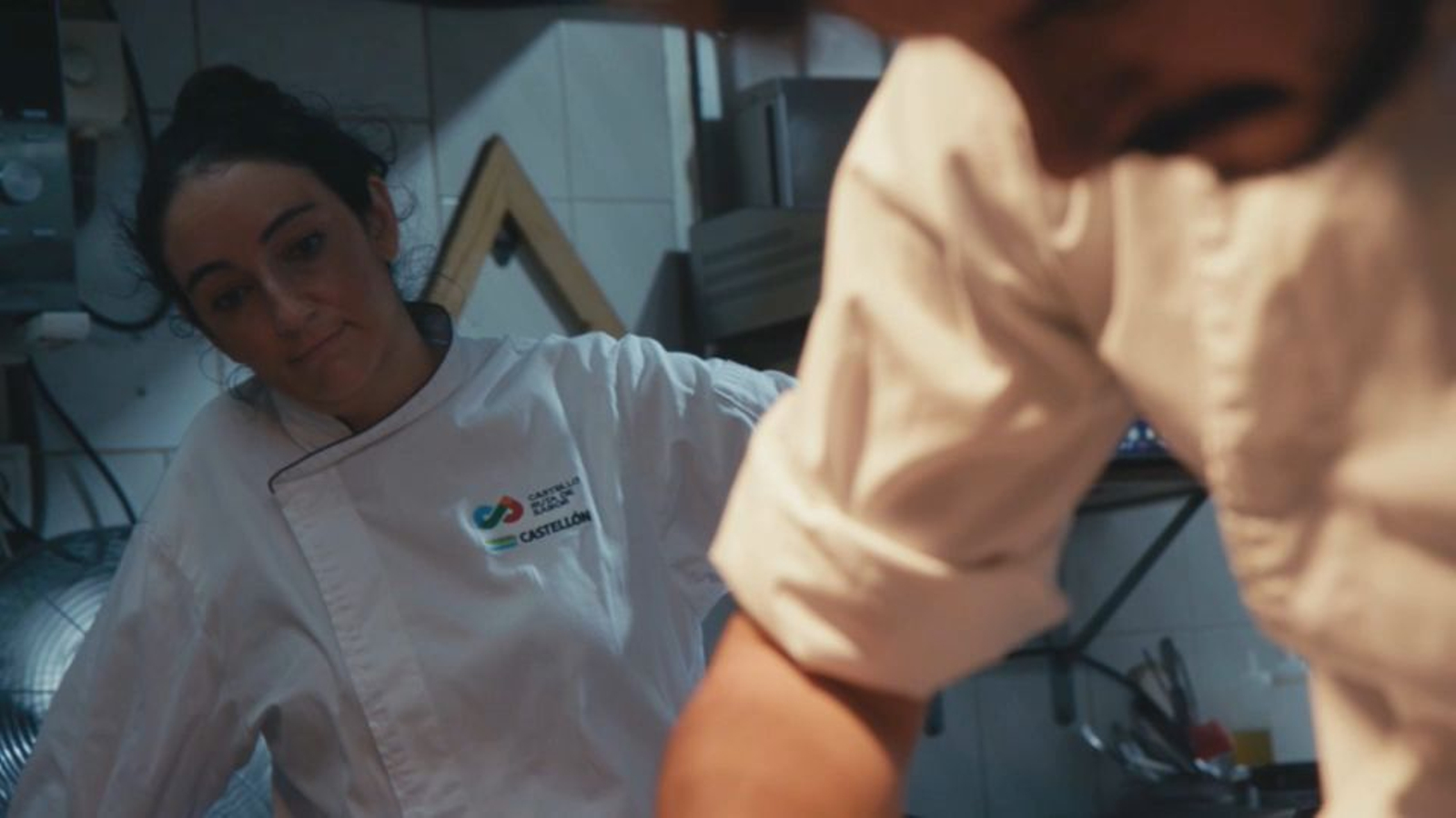 Alejandra observa Emanuel com minuciosament prepara un gaspatxo transparent