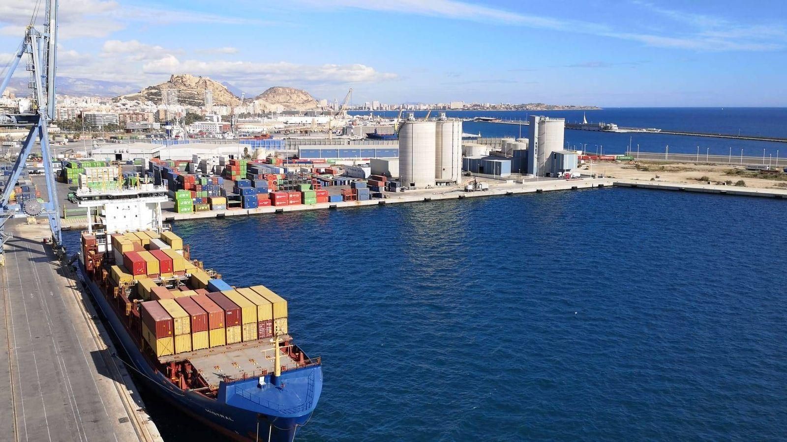 Una vista de la ciutat d'Alacant, des del port