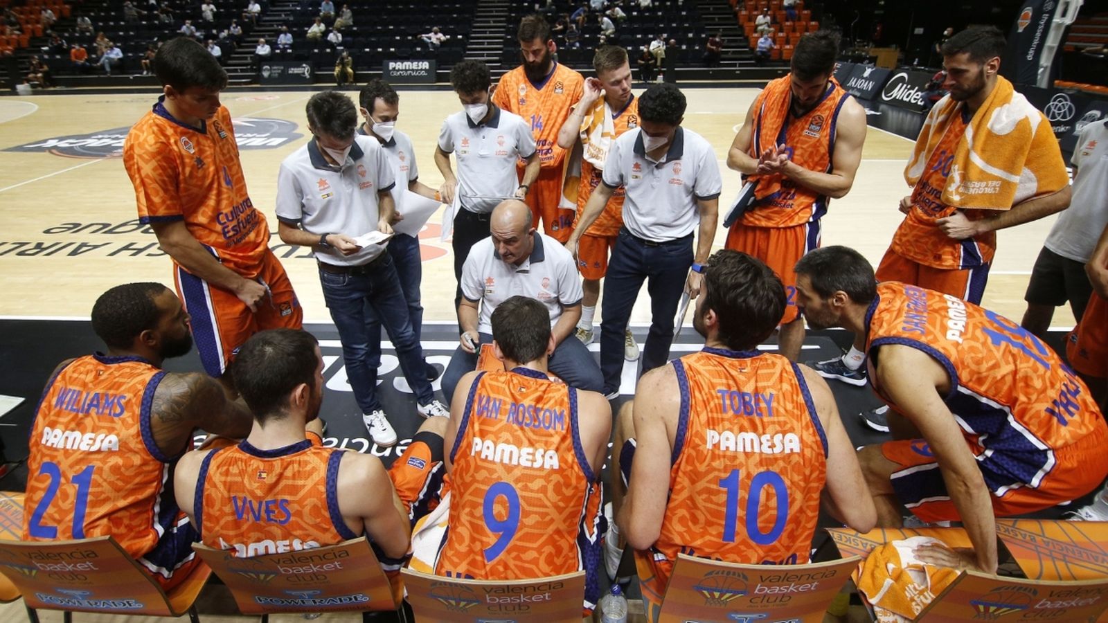 Jaume Ponsarnau, durant un temps mort amb l'equip