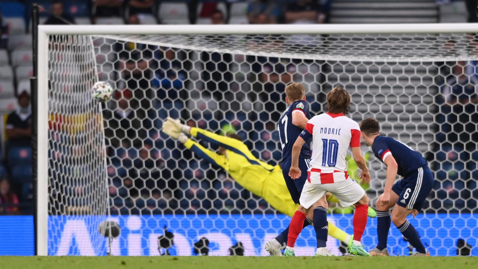 Modric anota un dels gols de l'Eurocopa contra Escòcia.