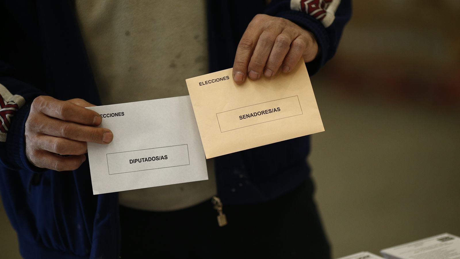 Un home amb dos sobres electorals