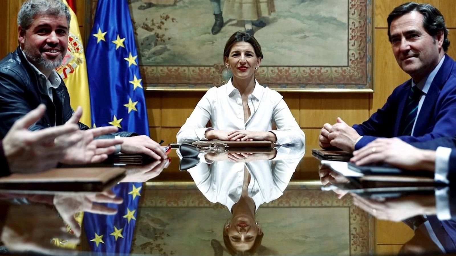 Imatge de la reunió per a abordar l'augment del salari mínim