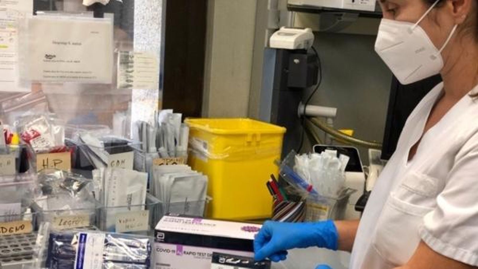 Una sanitària manipula un lot de tests d'antígens