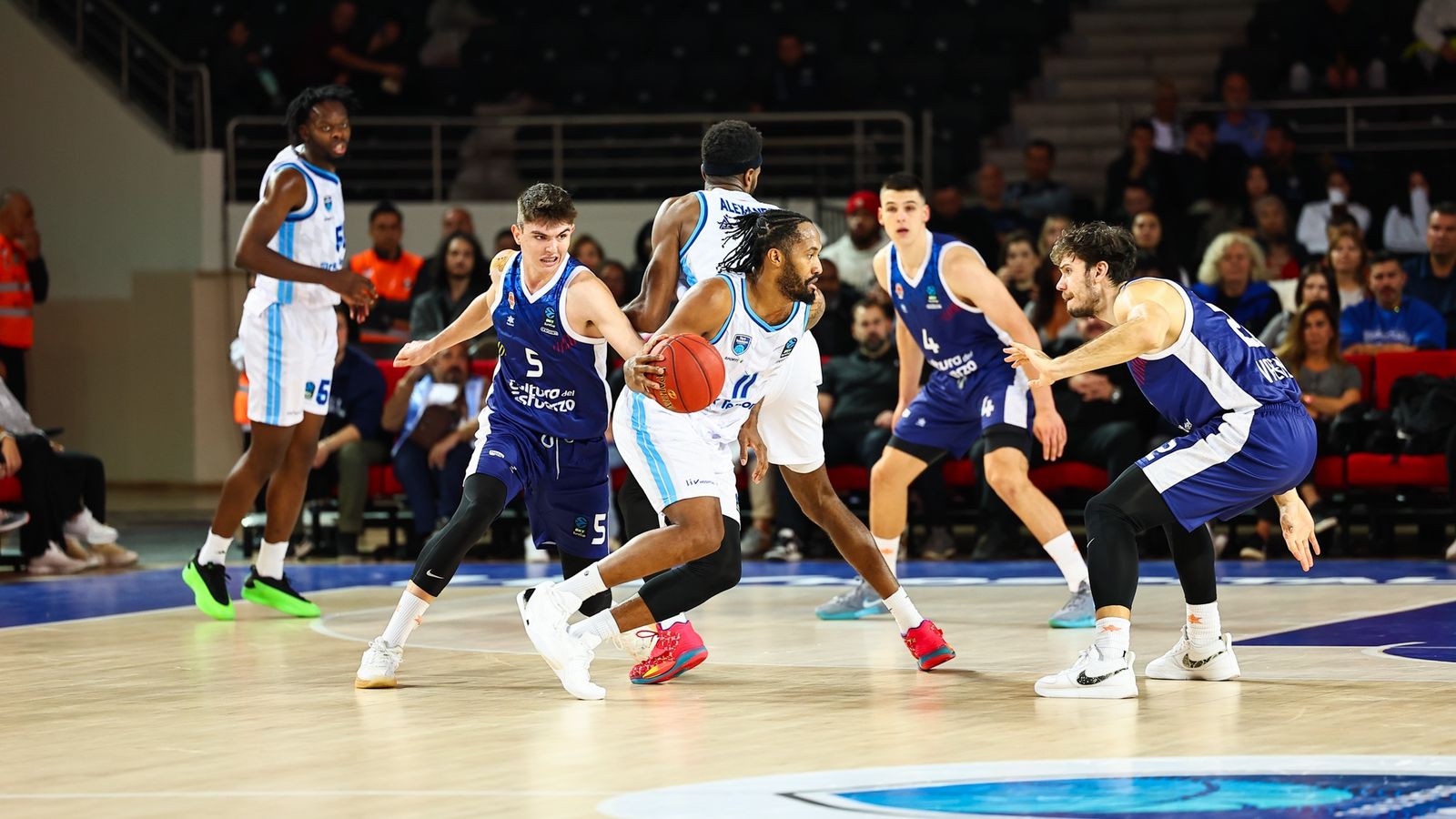 Els jugadors taronja, hui de blau, pressionen la possessió de l'equip turc