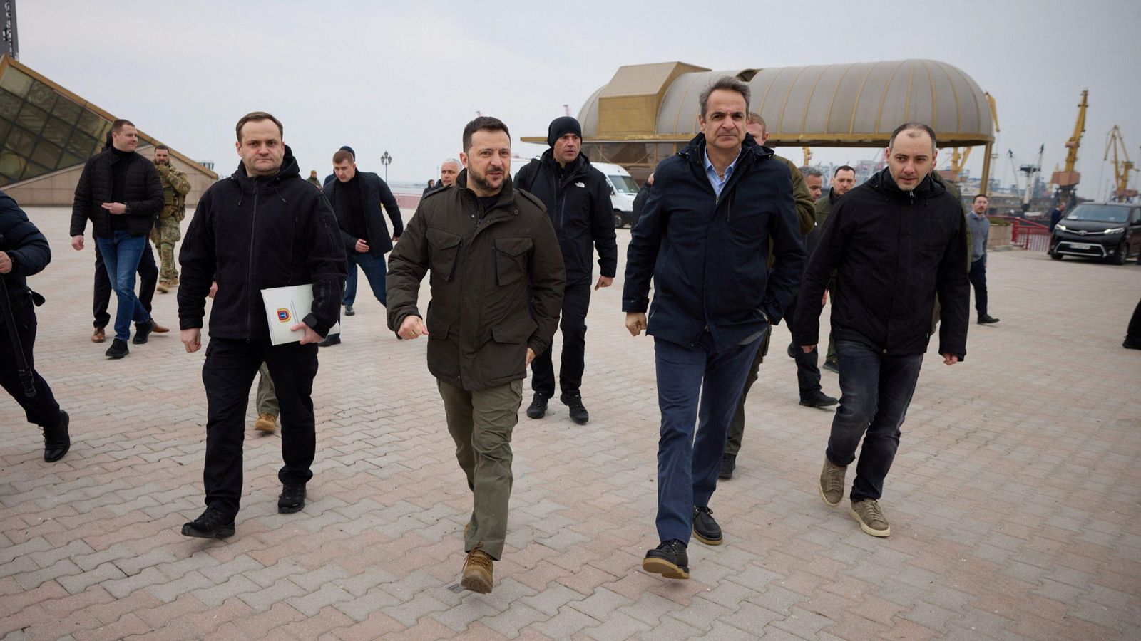 El president d'Ucraïna, Volodímir Zelensky, i el primer ministre de Grècia, Kyriakos Mitsotakis, durant la seua visita al port d'Odessa El president d'Ucraïna, Volodímir Zelensky, i el primer ministre de Grècia, Kyriakos Mitsotakis, durant la seua visita al port d'Odessa