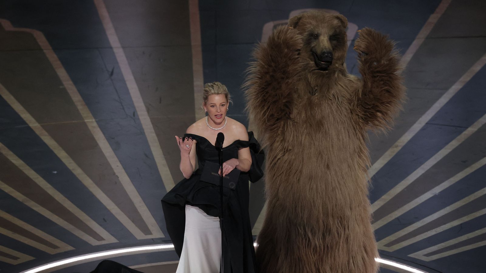 L'actriu Elizabeth Banks va lliurar l'estatueta, junt a l'os, als millors efectes especials