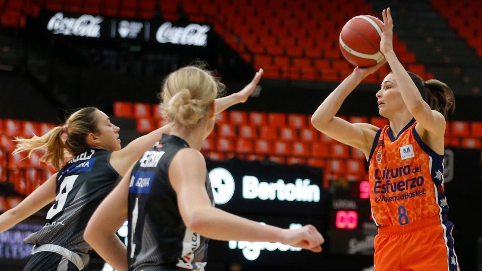 L'australiana Rebecca Allen tracta de fer una cistella
