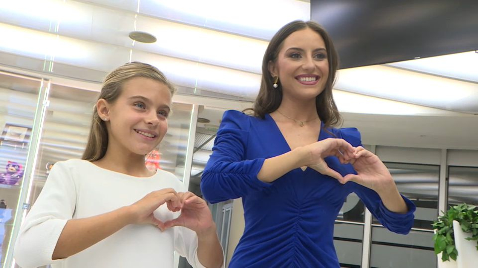 Marina i Maria Estela durant la seua visita a À Punt