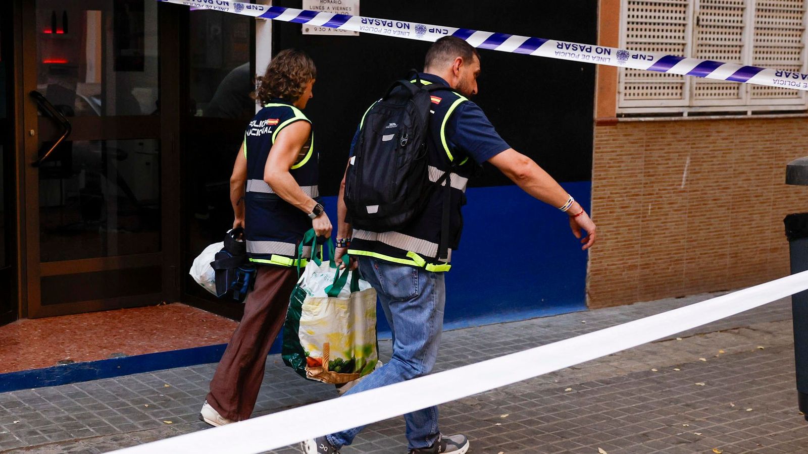 Dos agents de policia recapten proves al lloc del crim, este dimarts