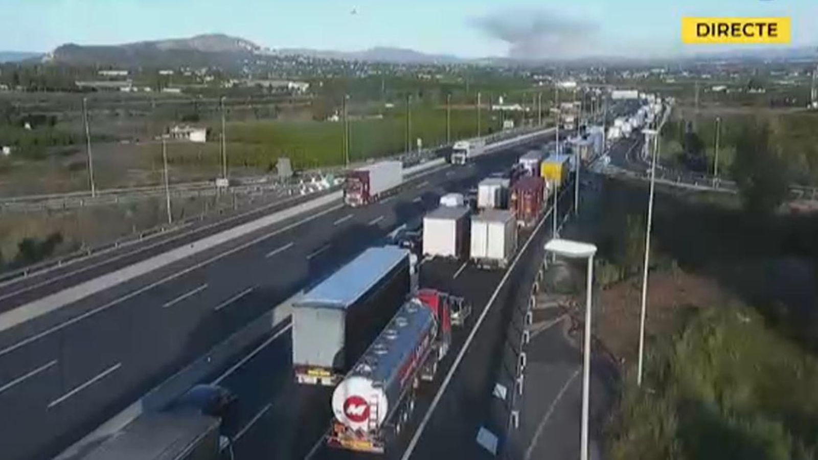 A l'autovia A-7, al Mas del Jutge, ha bolcat un camió frigorífic que provoca retencions de fins a sis quilòmetres en sentit Castelló