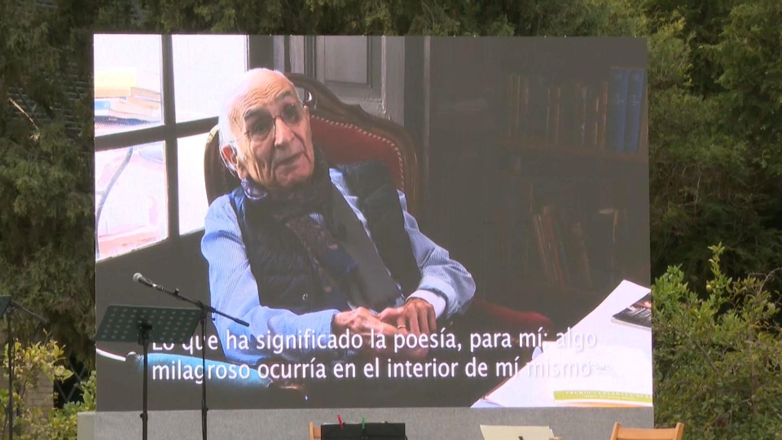 Francisco Brines en un fotograma del vídeo que s'ha projectat durant el seu homenatge