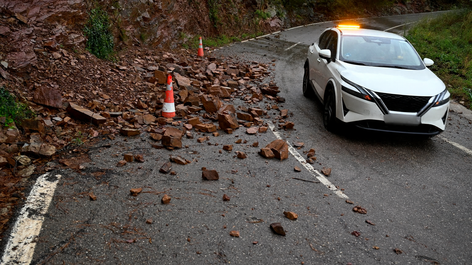 Les pluges provoquen un despreniment en una carretera d'Eslida