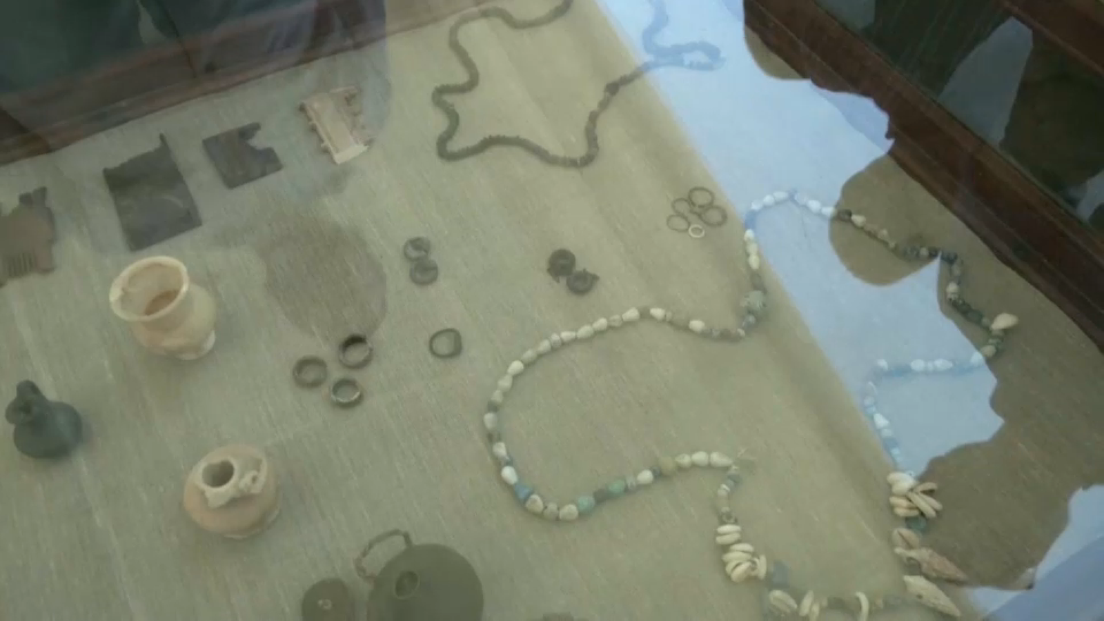 Bijuteria trobada al jaciment arqueològic de Saqqara, al sud del Caire