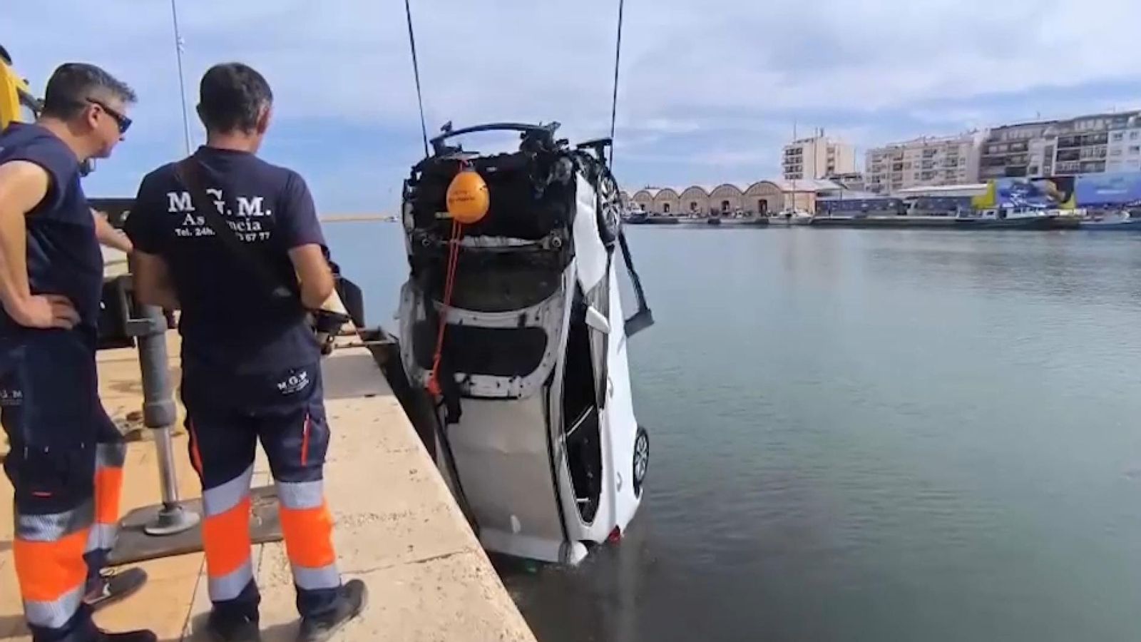 En vídeo, els operaris rescaten amb una grua el vehicle sinistrat al port de Gandia