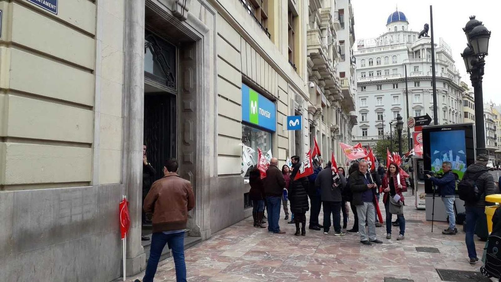La plantilla de Movistar protesta davant la tenda de la plaça de l’Ajuntament