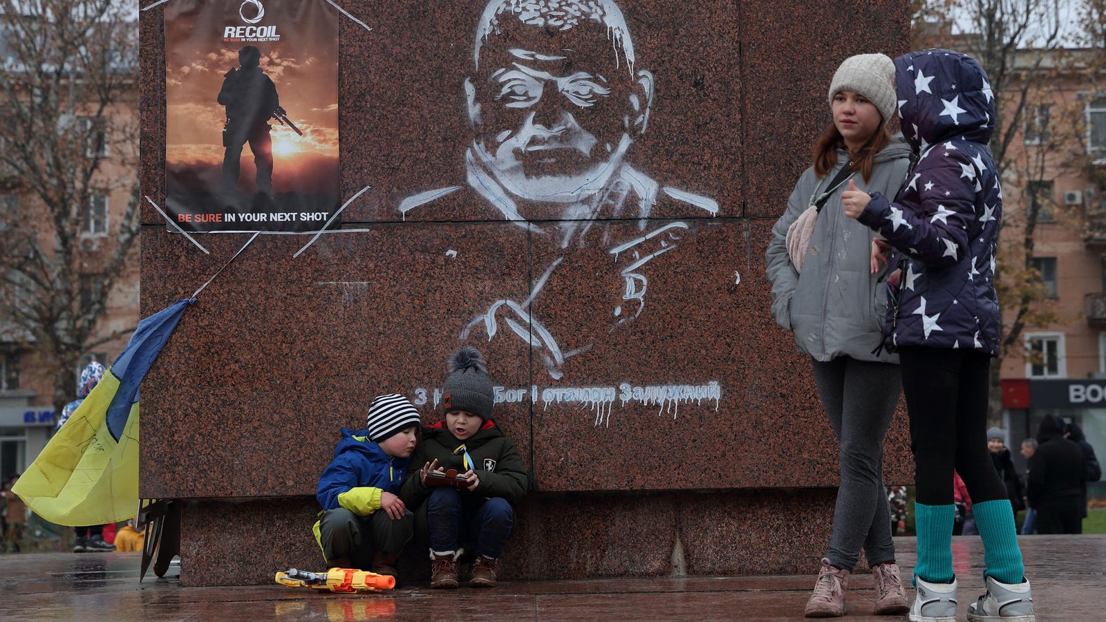 Monument amb un grafiti del comandant en cap de les Forces Armades d'Ucraïna, Valerii Zaluzhnyi, a Kherson, Ucraïna