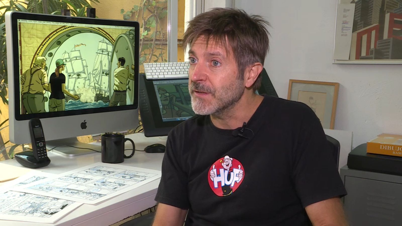 El dibuixant Paco Roca atén À Punt en el seu despatx de València