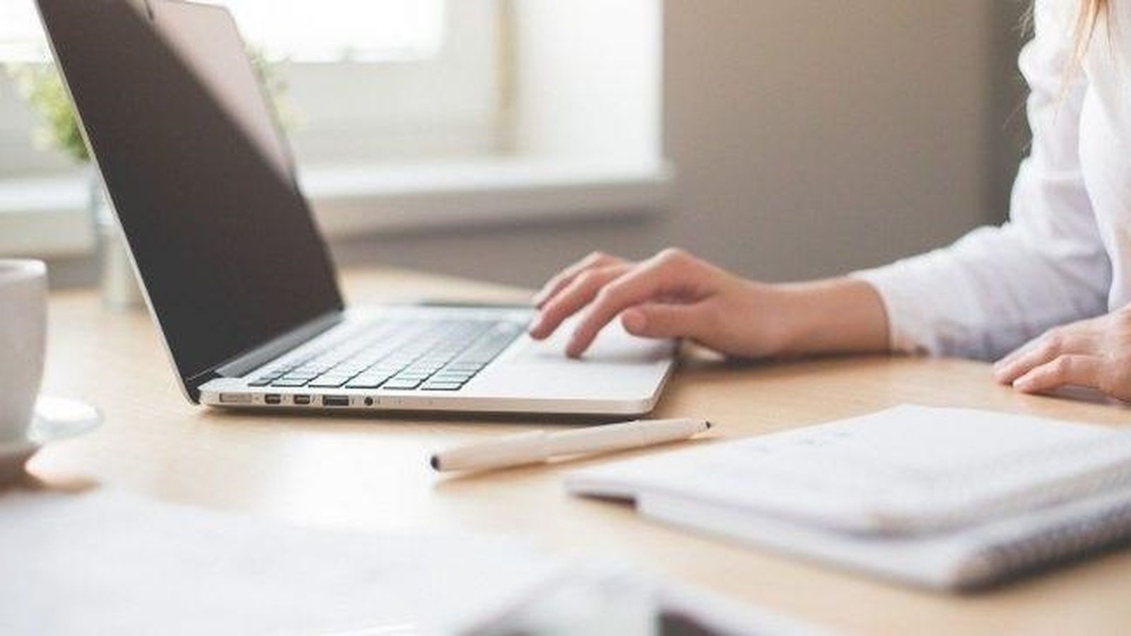 Una dona en un ordinador