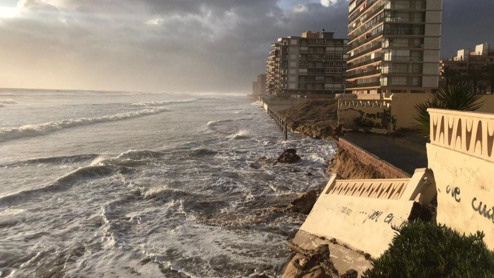 Gloria deixa a Alacant sense platja al llarg de gairebé tota la seua costa. A la imatge, la mar és menja la platja del Cap de l'Horta.