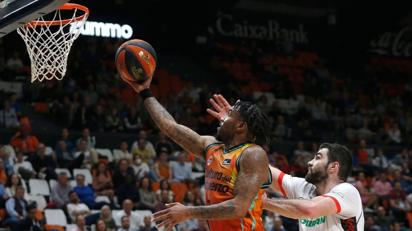 Jones converteix una cistella