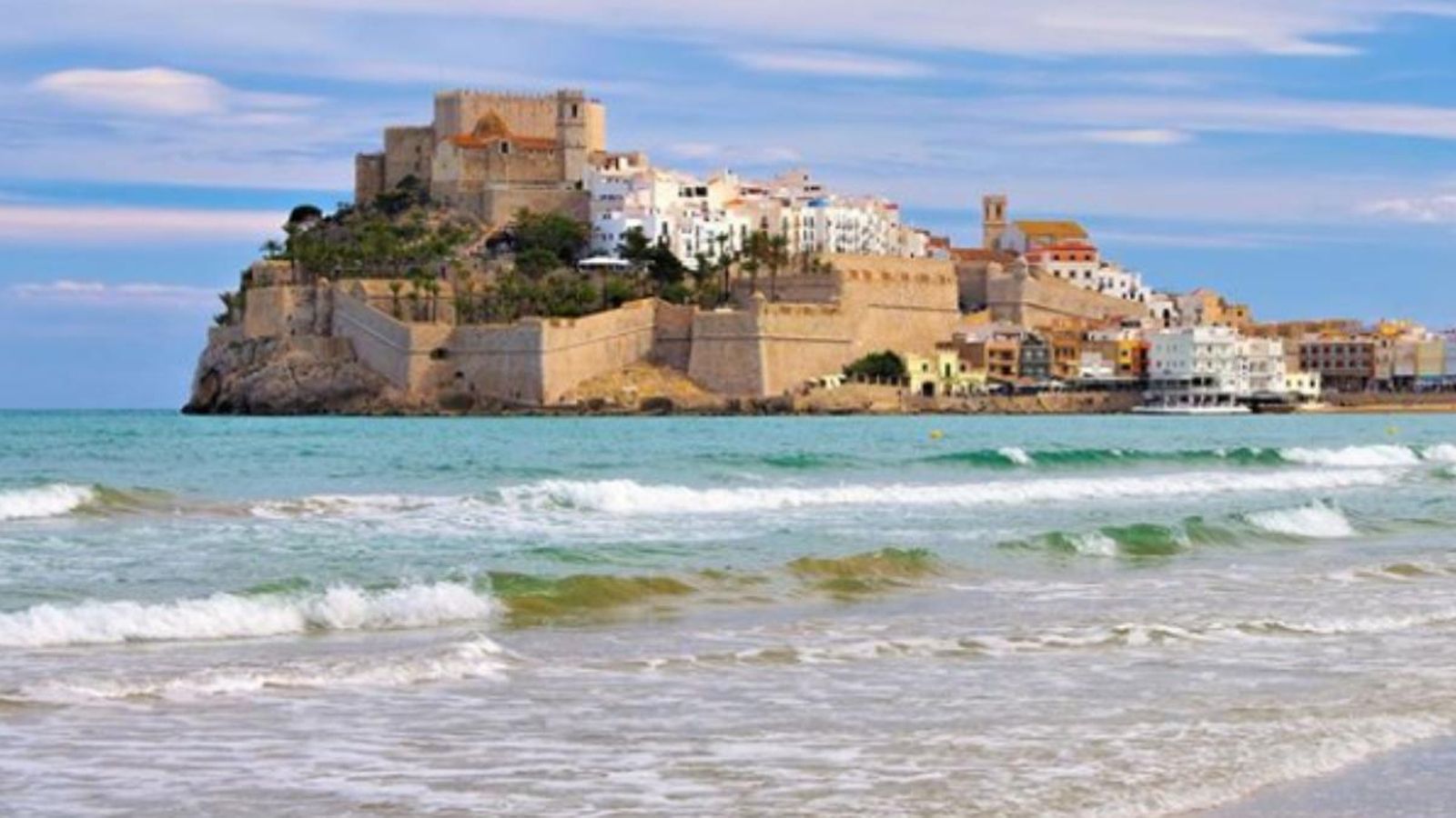 Imatge d’arxiu de la platja de Peníscola amb el castell al fons