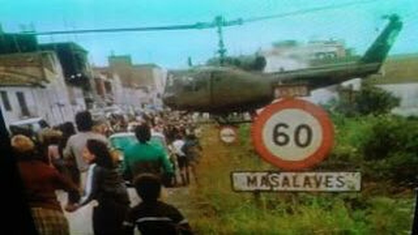 Un dels helicòpters de l'Exèrcit que va aterrar a Massalavés per a rescatar les famílies que havien quedat aïllades per la crescuda del Xúquer