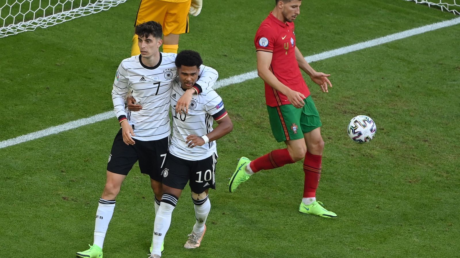 Dos jugadors alemanys celebren un gol en el partit contra Portugal