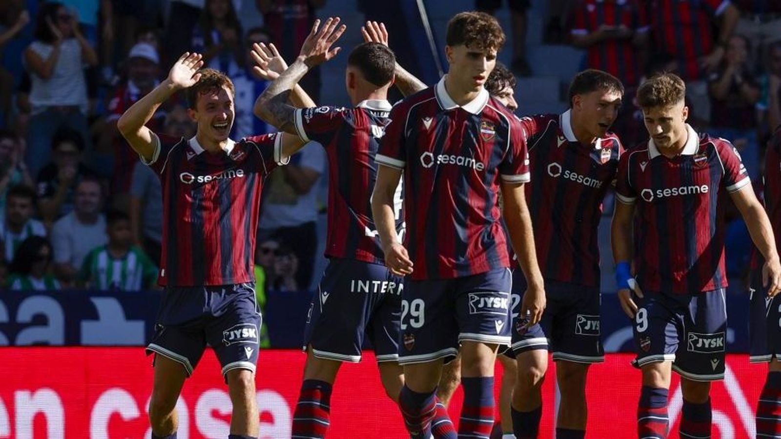 Els jugadors del Llevant celebren un gol