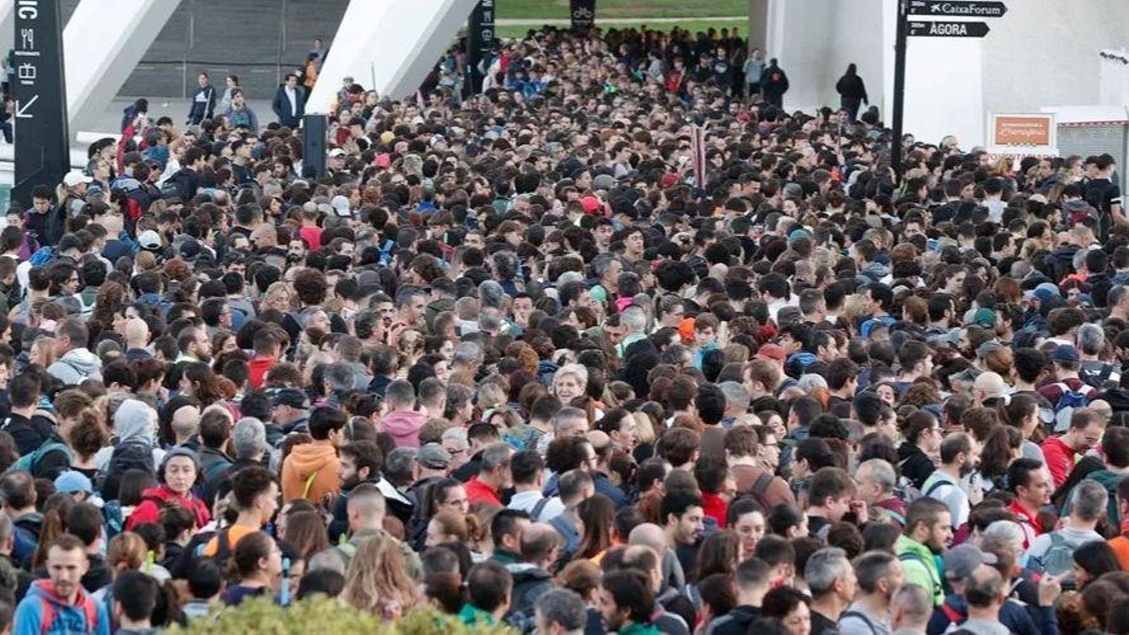 Milers de voluntaris concentats a València per a eixir a ajudar en les labors de reconstrucció de les localitats afectades per la dana