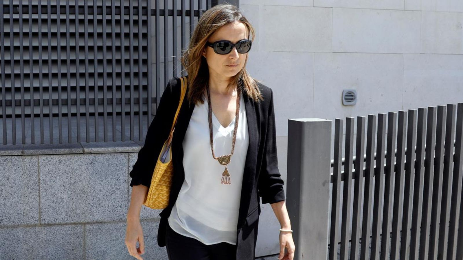 Belén Reyero eixint de la Ciutat de la Justícia de València