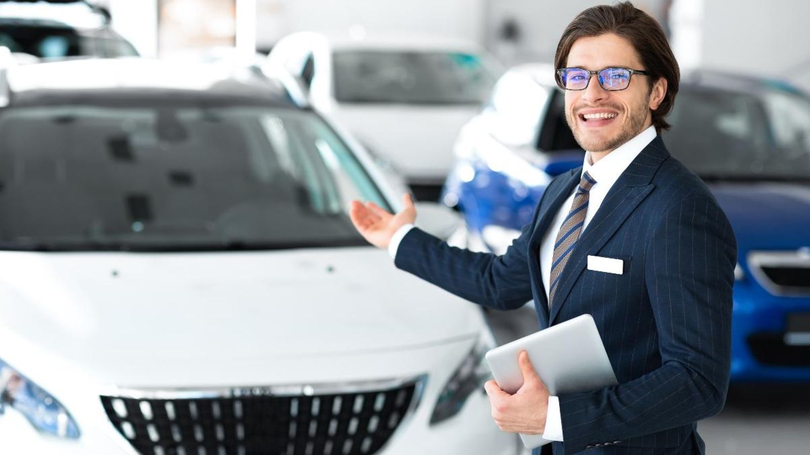 Un venedor en un concessionari