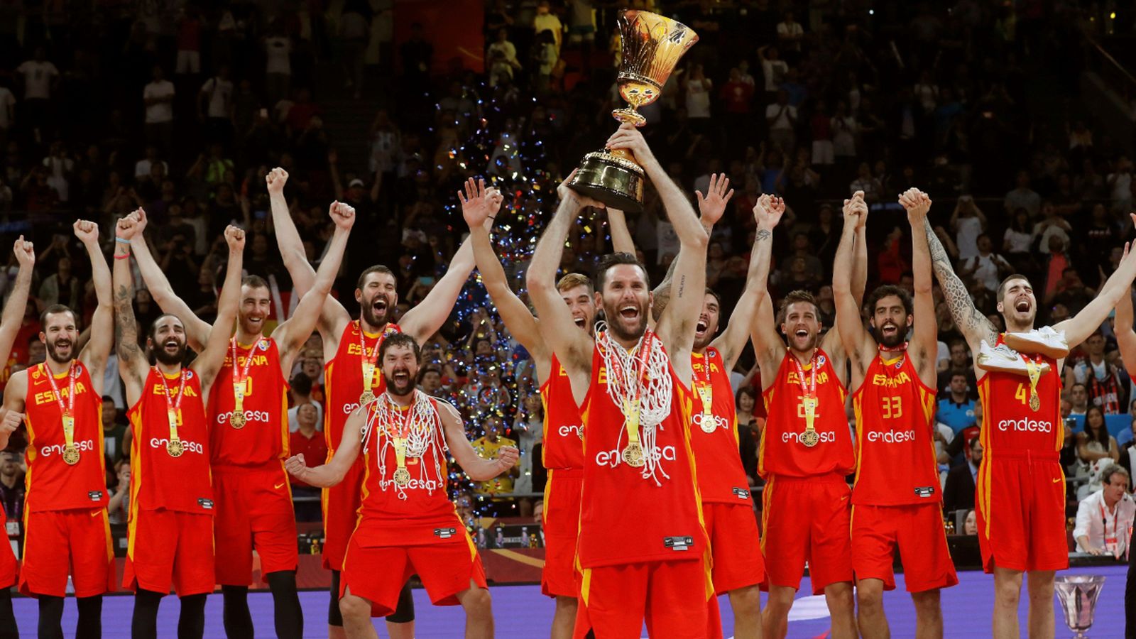 Rudy Fernández alça el trofeu de campions del món de la selecció espanyola de bàsquet