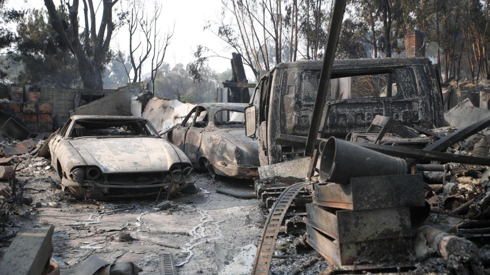 Les flames han arrassat edificis i boscos