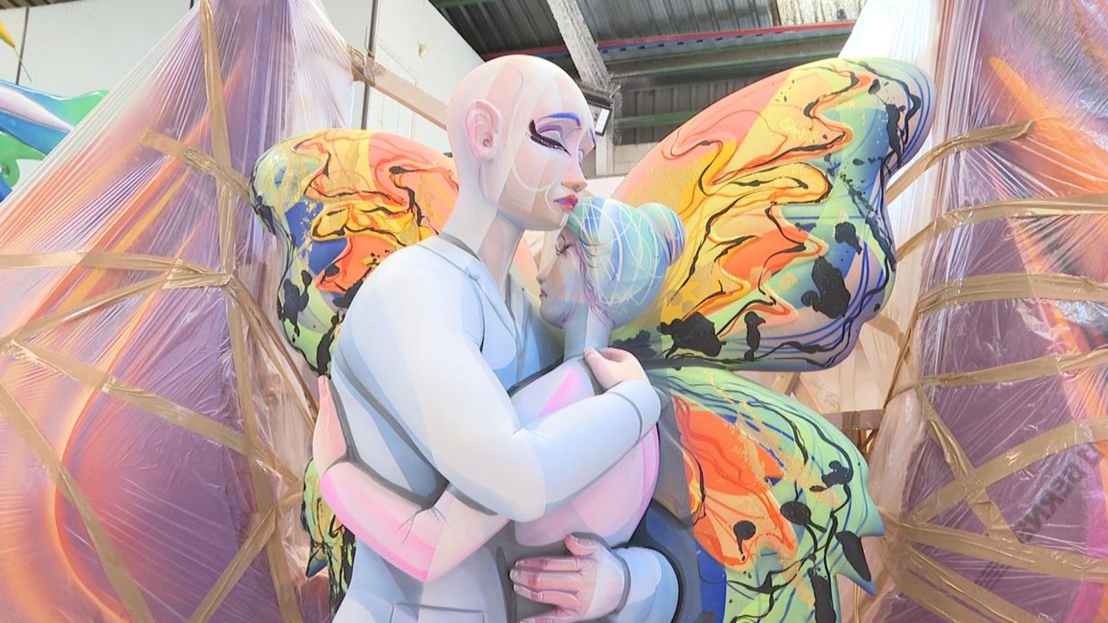 Dos figures de la foguera "L'efecte papallona", de Port d'Alacant i els artistes Bañuls i Ruiz