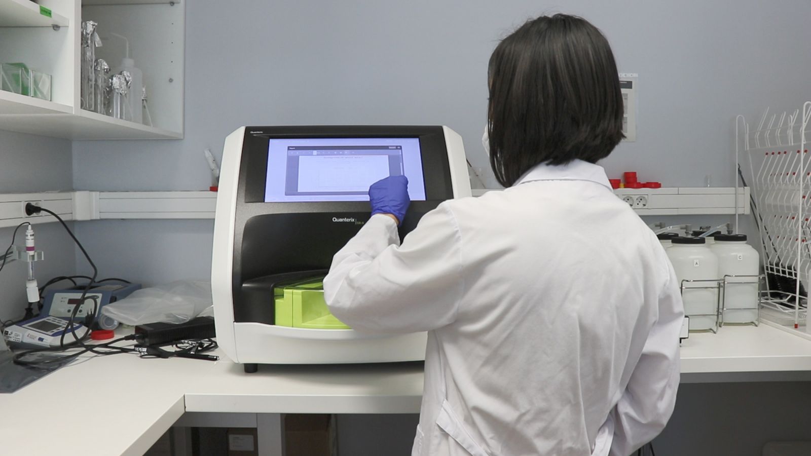 Una persona treballa a l’Institut d’Investigació Sanitària de La Fe