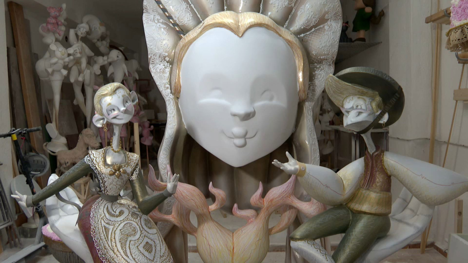 La foguera d'Òscar Esplà, “Fills del poble”, de l'artista David Ojeda, està pràcticament enllestida