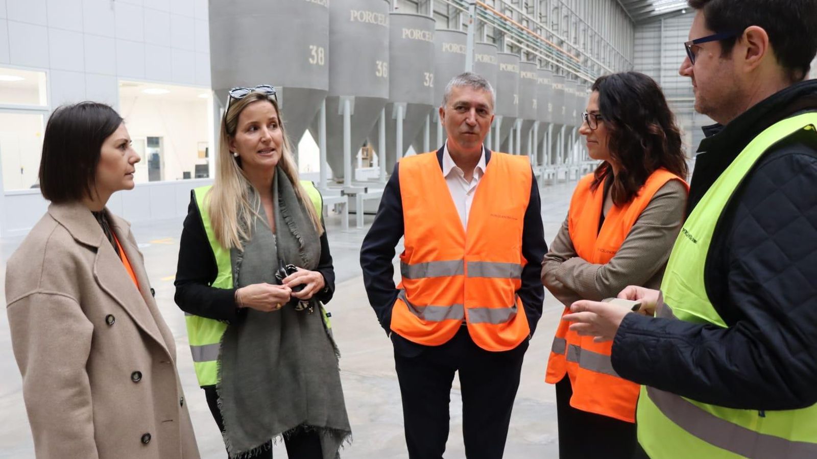 Aitana Mas i Vicent Climent en la seua visita a Porcelanosa